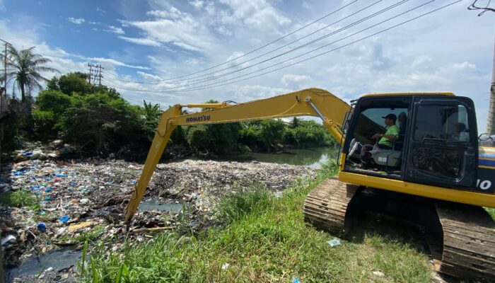 DLH Deliserdang Bersihkan Sampah Di Sungai Labuhan Deli