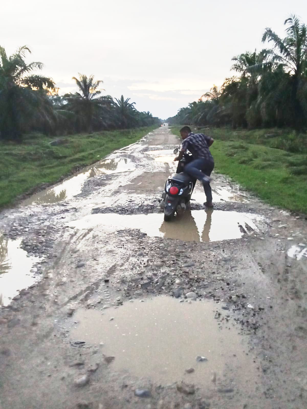 Warga Keluhkan Jalan Rusak Akibat Dilintasi Truk PTPN IV