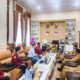 Wali Kota Pematangsiantar Wesly Silalahi (tengah depan) menerima audiensi DPP Himapsi di ruang kerjanya di lantai dua Balai Kota, Jl. Merdeka, Senin (21/4).(Waspada-Ist)