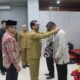 Plt Sekda Aceh yang diwakili Asisten I bidang Pemerintahan dan Keistimewaan Sekda Aceh, Azwardi Abdullah, Ap.M.Si menyematkan tanda peserta pada kegiatan Bimtek Nazir Wakaf Baitul Mal Aceh Tahun 2025, di Hotel Grand Nanggroe, Banda Aceh, Selasa (22/04/25).(Waspada/T.Mansursyah)