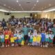 Ketua TP PKK Liswati Wesly Silalahi (paling tengah) pose bersama anak-anak PAUD dan lainnya usai menyerahkan secara simbolis alat mewarnai kepada anak-anak PAUD bersama pengurus TP PKK saat pegelaran lomba mewarnai kreatifitas anak PAUD guna memeriahkan Hari Jadi ke-154 Pematangsiantar di Convention Hall, Siantar Hotel, Jl. WR. Supratman, Senin (21/4).(Waspada-Ist)