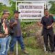 Masyarakat Desa Krueng Mangkom Kecamatan Seunagan Kabupaten Nagan Raya berdiri di plang desa mereka, Selasa (22/4). Waspada/Muji Burrahma