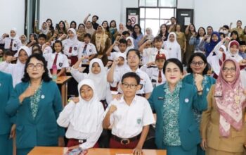 Ketua TP PKK Pematangsiantar Liswati Wesly Silalahi (lima kanan) pose bersama dengan peserta pelatihan dokter kecil/remaja dan lainnya saat membuka pelatihan itu di aula Dinas Kesehatan, Jl. Sutomo, Selasa (22/4). Waspada-Ist