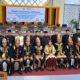Wali Kota Banda Aceh Illiza Sa'aduddin Djamal foto bersama anggota dewan dengan pakaian adat Aceh pada acara peringatan HUT Ke 820 Kota Banda Aceh di gedung DPRK, Selasa (22/04/25).(Waspada/T.Mansursyah)