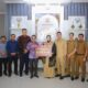 Wali Kota Banda Aceh Illiza Sa'aduddin Djamal menerima pengembalian dana hibah pada Pilkada lalu, sebesar Rp2,2 M oleh Ketua KIP Banda Aceh Yusri Razali di Pendopo Banda Aceh, Senin (21/04/25).(Waspada/T.Mansursyah)
