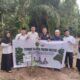 PD IPARI Kabupaten Batubara peduli terhadap lingkungan mendukung program nasional penanaman sejuta pohon Matoa yang digagas Kemenag RI di Desa Empat Negeri Kecamatan Datuk Limapuluh. Waspada/Ist