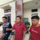 Kuasa Hukum ahli waris (tengah) memberikan keterangan di depan kantor PN Binjai usai mediasi ketiga dilakukan. (Waspada/Ria Hamdani)