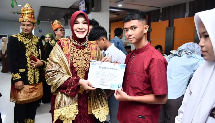 Illiza Serahkan e-KTP Perdana Bagi Remaja Kelahiran 22 April Di Momen HUT Kota