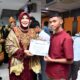 Wali Kota Banda Aceh Illiza Sa'aduddin Djamal menyerahkan E-Ktp kepada siswa yang sudah berumur 17 tahun, bertepatan dengan HUT ke-820 Kota Banda Aceh di Balai Kota Banda Aceh, Selasa (22/04/25).(Waspada/T.Mansursyah)