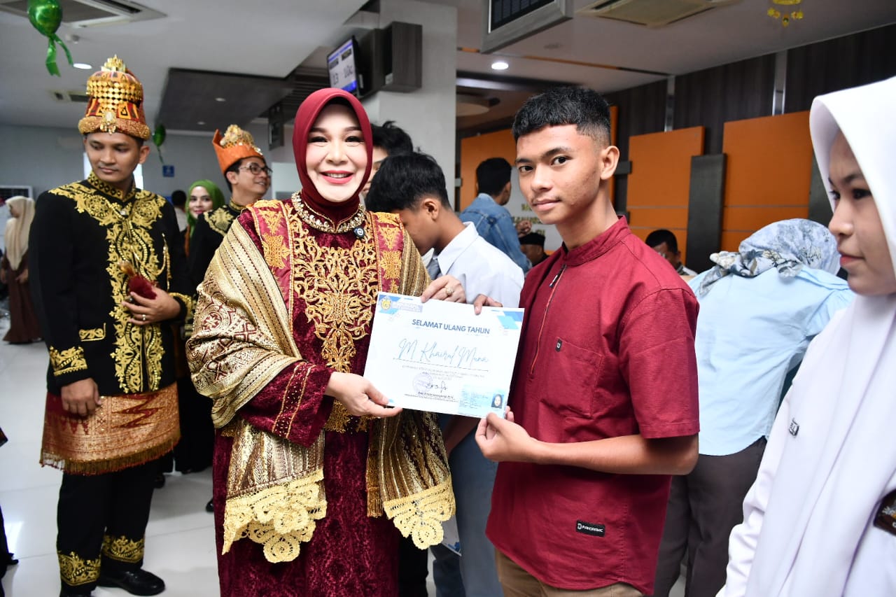 Wali Kota Banda Aceh Illiza Sa'aduddin Djamal menyerahkan E-Ktp kepada siswa yang sudah berumur 17 tahun, bertepatan dengan HUT ke-820 Kota Banda Aceh di Balai Kota Banda Aceh, Selasa (22/04/25).(Waspada/T.Mansursyah)