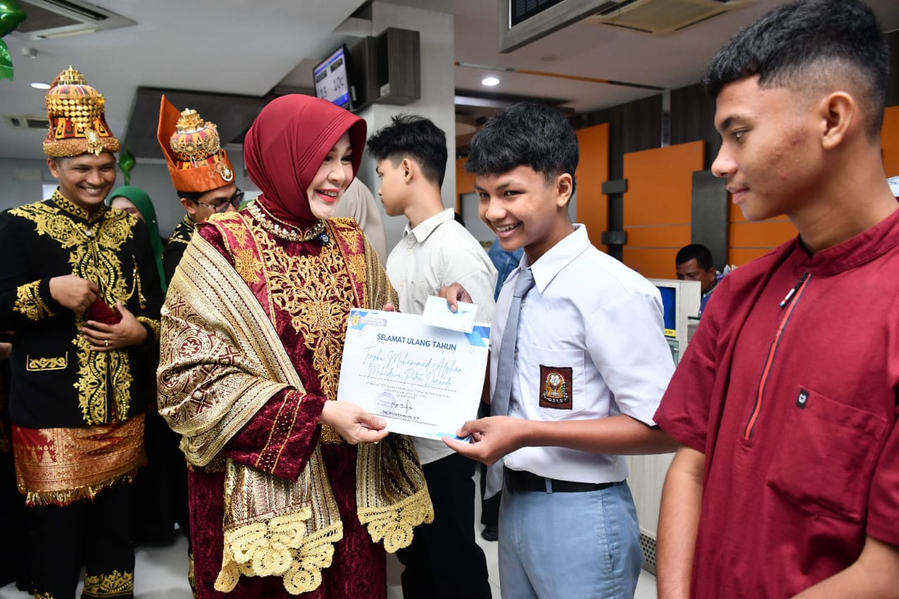 Illiza Serahkan e-KTP Perdana Bagi Remaja Kelahiran 22 April Di Momen HUT Kota
