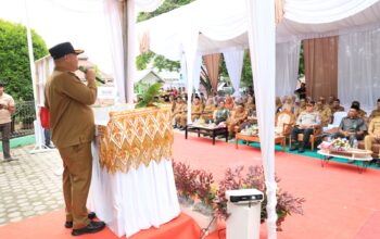 Bupati Aceh Utara, Ismail A Jalil (Ayah Wa) memberikan kata sambutan pada kegiatan launching penerapan aturan BLUD pada 32 Puskesmas di Aceh Utara. Kegiatan tersebut berlangsung di halaman Puskesmas Lhoksukon, Selasa (22/4) pagi. Waspada/Maimun Asnawi