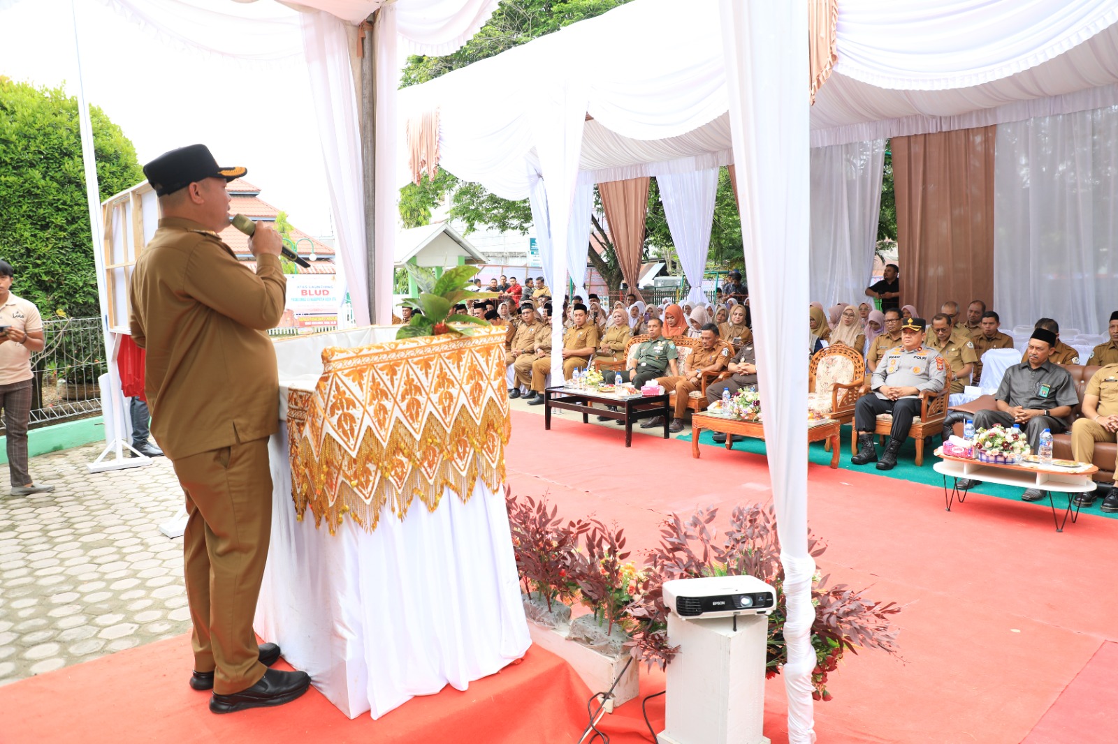 Bupati Aceh Utara, Ismail A Jalil (Ayah Wa) memberikan kata sambutan pada kegiatan launching penerapan aturan BLUD pada 32 Puskesmas di Aceh Utara. Kegiatan tersebut berlangsung di halaman Puskesmas Lhoksukon, Selasa (22/4) pagi. Waspada/Maimun Asnawi