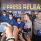 Kapolres Asahan AKBP Afdhal Junaidi bertanya kepada tersangka judi sambung ayam oknum DPRD Asahan PP, dan dua orang tersangka lainnya. Waspada/Sapriadi