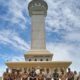 Kajari Aceh Utara, Teuku Muzafar foto bersama dengan Bupati Aceh Utara, Ismail A Jalil serta rombongan usai mengecek kondisi terkini bangunan Monumen Samudera Pasai. Waspada/Maimun Asnawi