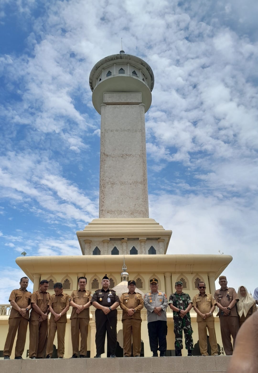 Kajari Aceh Utara, Teuku Muzafar foto bersama dengan Bupati Aceh Utara, Ismail A Jalil serta rombongan usai mengecek kondisi terkini bangunan Monumen Samudera Pasai. Waspada/Maimun Asnawi