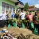 Kepala KUA Padangsidimpuan Utara, ustadz Muhammad Asroi, MA (6 kanan) foto bersama dengan aktivis mahasiswa, aktivis lingkungan, dan penyuluh agama saat akan melakukan penanaman pohon matoa di lingkungan Kantor KUA Padangsidimpuan Utara, Selasa (22/4/2025) Waspada/ist