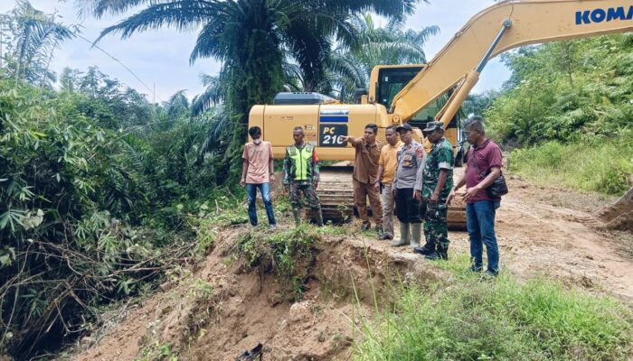 Forkopimcam Sekerak Bersihkan Longsor Kampung Sekumur Dan Pematang Durian