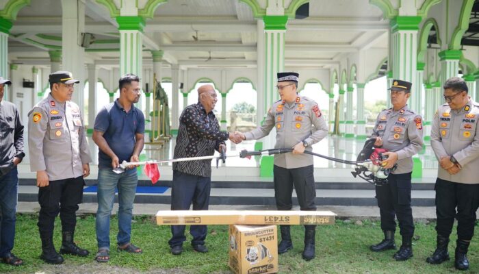 Kapolres Pidie Serahkan Mesin Potong Rumput Ke Mesjid Babut Taqwa