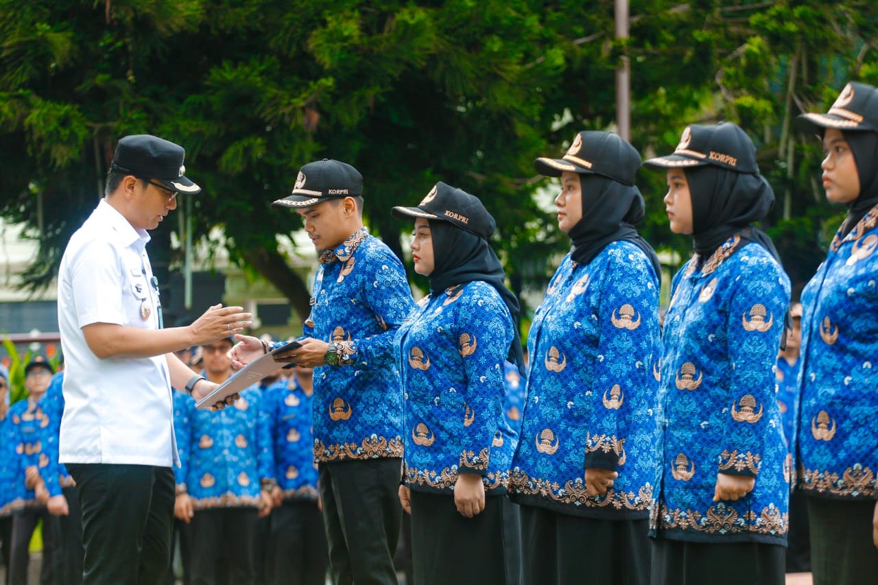 Wali Kota Serahkan SK Pengangkatan 529 CPNS Pemko Medan Wali Kota Medan Rico Tri Putra Bayu Waas menyerahkan Surat Keputusan (SK) Pengangkatan 529 Calon Pegawai Negeri Sipil (CPNS) Pemko Medan, Rabu (23/4/2025), dalam sebuah upacara yang digelar di halaman kantor Wali Kota Medan. Waspada/ist