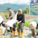 Wakil Bupati Madina, Atika Nasution bersama perwakilan instansi lainnya dalam kegiatan Penanaman Gerak Tanam Padi Serentak di Desa Sihepeng - Siabu, Rabu (23/4/25). Waspada/ist