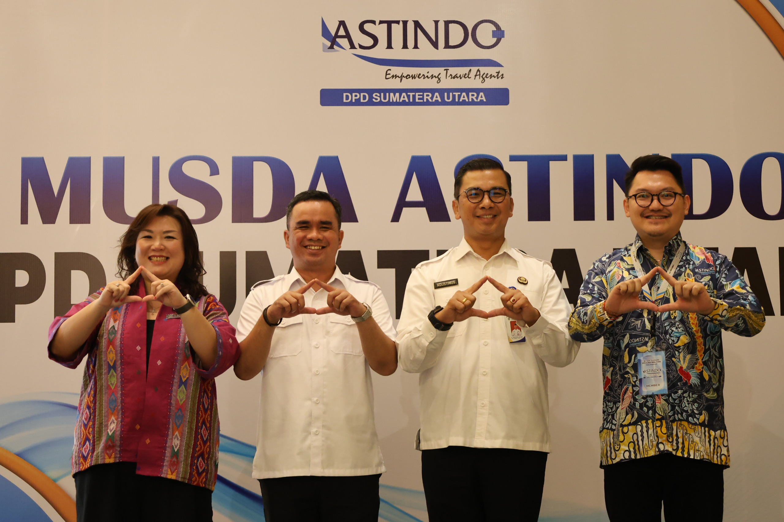Gubsu Ajak Astindo Kolaborasi Majukan Pariwisata Sumut Melalui Penguatan Aksesibilitas Sektor Transportasi Kepala Dinas Perhubungan, Dr. Agustinus Panjaitan, yang mewakili Gubernur Sumut Muhammad Bobby Afif Nasution, berfoto bersama usai pembukaan Musyawarah Daerah (Musda) Asosiasi Travel Agent Indonesia (Astindo) DPD Sumut di Hotel Arya Duta Medan, Rabu (23/4/2025). Waspada/ist