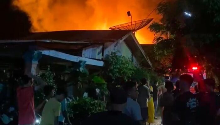 Kobaran api yang membakar rumah warga di belakang Lembaga Pemasyarakatan Klas II B Langsa di Gampong Jawa, Kecamatan Langsa, Rabu (24/4) sekira 23:40 WIB. Waspada/Ist