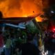 Kobaran api yang membakar rumah warga di belakang Lembaga Pemasyarakatan Klas II B Langsa di Gampong Jawa, Kecamatan Langsa, Rabu (24/4) sekira 23:40 WIB. Waspada/Ist