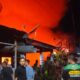 Petugas Damkar BPBD Kota Langsa dan warga saat memadamkan api yang membakar rumah di Dusun Amaliah Gampong Jawa Kecamatan Langsa Kota, Rabu, (23/4) malam. Waspada/Munawar