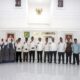 Bupati Sergai H. Darma Wijaya foto bersama setelah berdiskusi dengan BPMI dalam pembinaan para mualaf. (Waspada/ist)