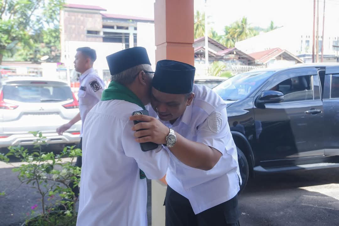 Ketua MUI Kota Padangsidimpuan ustadz Drs H Zulfan Efendi Hasibuan, MA, sambut kedatangan Wakil Wali Kota Padangsidimpuan, H Harry Pahlevi Harahap untuk menghadiri hahalbihalal di Aula Kantor MUI, Jl HT Rizal Nurdin, Palampat, Padangsidimpuan, Rabu (23/4/2025). Waspada/ist
