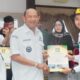BUPATI Langkat menyerahkan SK Pengangkatan kepada salah seorang CPNS. Waspada/Ist