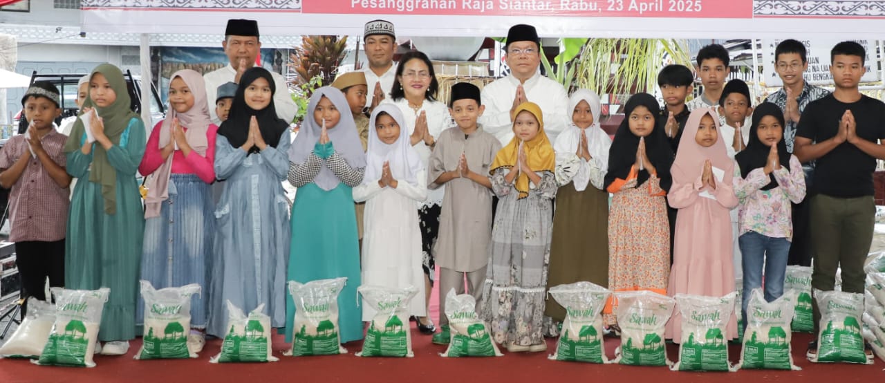 Wali Kota P.Siantar Santuni Anak Yatim Wali Kota Wesly Silalahi (empat kiri belakang) pose bersama anak yatim usai menyerahkan santunan secara simbolis kepada 20 anak yatim dalam rangkaian Hari Jadi ke-154 Pematangsiantar di Pesanggrahan Raja Siantar, Jl. Pamatang, Kel. Simalungun, Kec. Siantar Selatan, Rabu (23/4) sore.(Waspada/Ist)