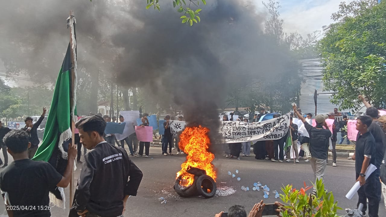 HMI Demo DPRK Dan Pemko Langsa Tuntut Batalkan Pembelian Mobil Dinas