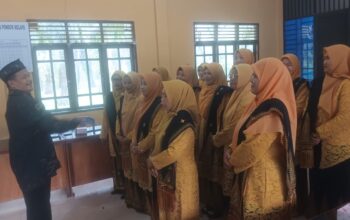 Pj Keuchik Gampong Pondok Kelapa Madian Sakti, SH melakukan peusijuek terhadap Pengurus MAA Gampong. (Waspada/ Ibnu Sa'dan).