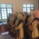 Pj Keuchik Gampong Pondok Kelapa Madian Sakti, SH melakukan peusijuek terhadap Pengurus MAA Gampong. (Waspada/ Ibnu Sa'dan).