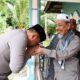 Ulama Kharismatik Aceh, Tgk H Abdul Wabah atau Abu Keude Dua, mendoakan Kapolres Aceh Timur AKBP Irwan Kurniadi SIK, dalam kunjungan silaturahmi ke Dayah Al Maimanah di Gampong Keude Dua, Darul Ihsan, Aceh Timur, Kamis (24/4). Waspada/Muhammad Ishak