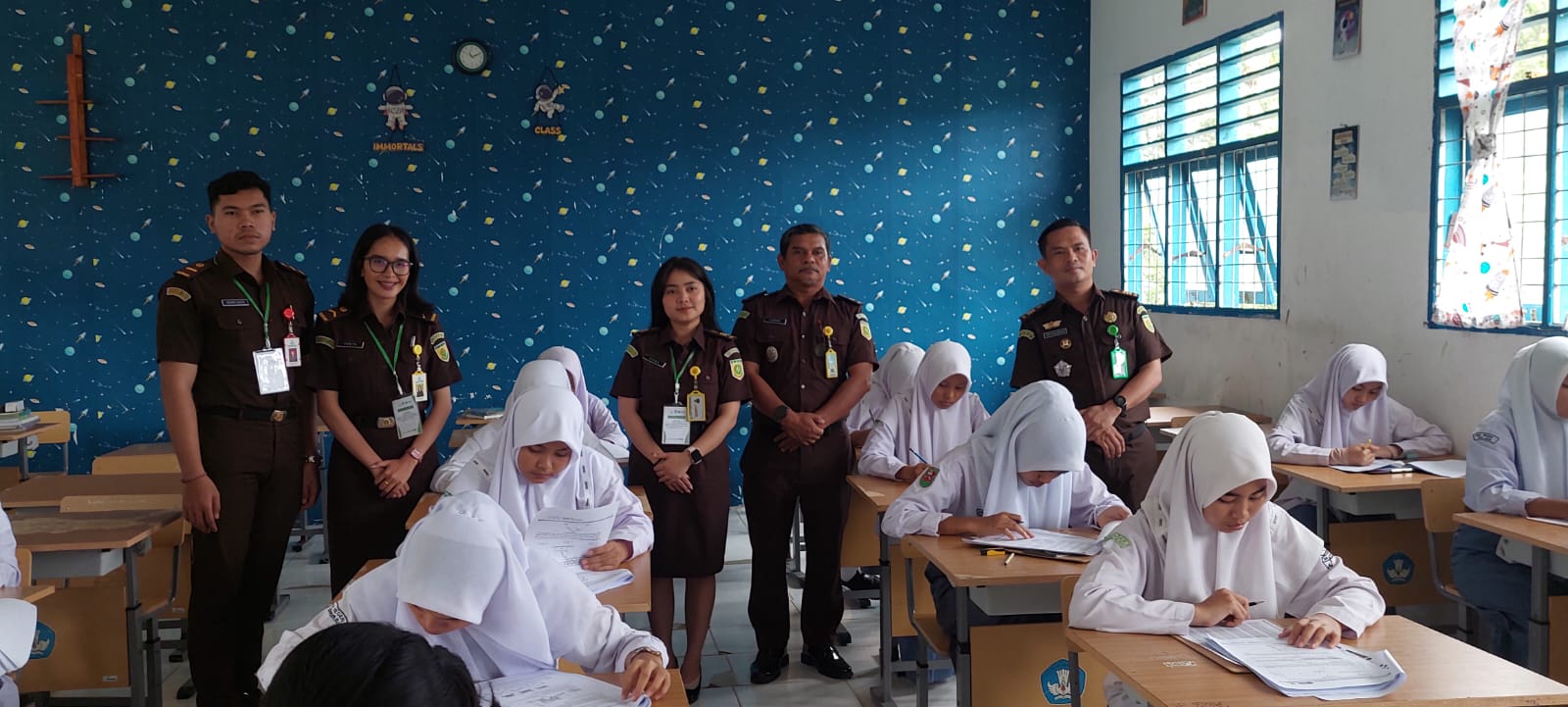 Olimpiade Sains Kejari Madina Resmi Diselenggarakan Kasi Intel Kejari Madina Jupri Wandy Banjarnahor, SH, MH bersama tim saat melakukan pengawasan peserta lomba. (Waspada/Sarmin Harahap)