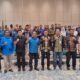 Wagub Aceh, Fadhlullah foto bersama dengan peserta dan tamu undangan acara Simposium Ekonomi: Kolaborasi PWI-BSI Mendukung UMKM Aceh di Lantai 8 Gedung Landmark BSI Aceh, Kamis (24/04/25). (Waspada/Ist)