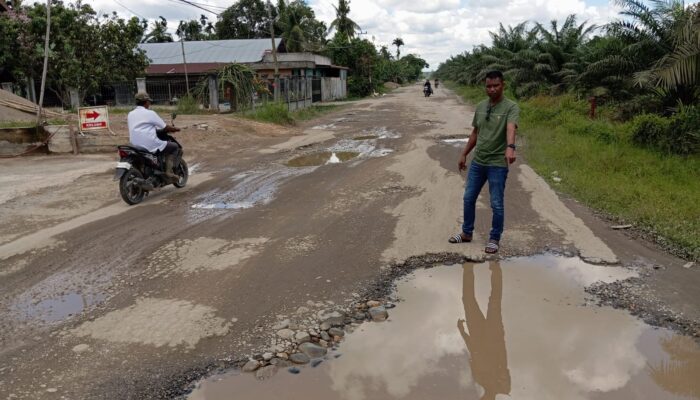 Truk Lebihi Tonase Penyebab Kerusakan Jalan Cot Girek – Langkahan