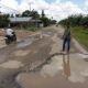 Warga memperlihatkan jalan Kabupaten Aceh Utara yang menghubungkan Batu XII (Cot Girek), Langkahan dan Aceh Timur rusak parah, Kamis (24/4). Waspada/Zainal Abidin