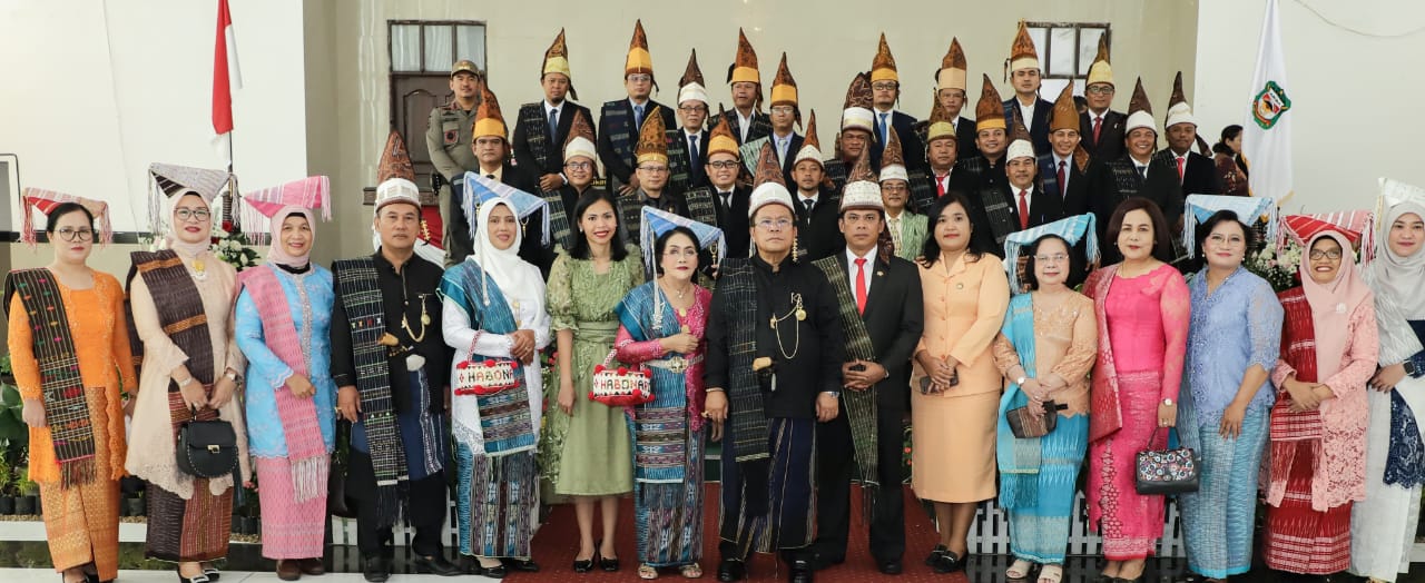 Wali Kota Wesly Silalahi (delapan kiri) pose bersama pimpinan dan anggota DPRD serta lainnya usai Rapat Paripurna Istimewa DPRD peringatan Hari Jadi ke-154 Pematangsiantar di gedung Harungguan DPRD, Jl. Adam Malik, Kamis (24/4).Waspada-Edoard Sinaga