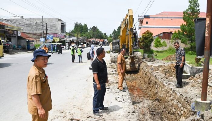 Atasi Genangan Air Di Badan Jalan, Saluran Drainase Dibangun