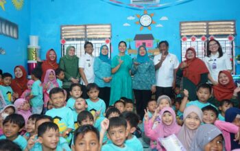 Kahiyang bersama wali kota dan wakil wali kota foto bersama anak-anak PAUD dalam kunjungannya di Kota Binjai. (Waspada/ist)