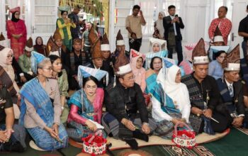 Wali Kota Wesly Silalahi, Wakil Wali Kota Herlina dan lainnya mengadakan pertemuan dalam rangkaian Hari Jadi ke-154 Pematangsiantar di Pesanggrahan Raja Sangnaualuh Damanik sebelum ziarah ke Jorat Raja Siantar, Jl. Pamatang, Kamis (24/4). Waspada/Edoard Sinaga