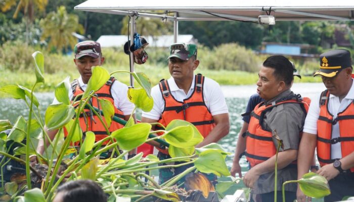Korem 022/PT Bersihkan Eceng Gondok Di Pesisir Danau Toba