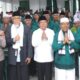 Wali Kota Wesly Silalahi (lima kanan) foto bersama Ketua MUI Provsu Maratua Simanjuntak (enam kanan) usai penutupan Mukerda DP MUI Pematangsiantar sekaligus Halalbihalal antarpengurus di aula MUI, Jl. Kartini, Kamis (24/4). Waspada/Ist