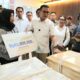 Menteri P2MI, Abdul Kadir Karding bersama Direktur Pelayanan BPJS Ketenagakerjaan Roswita Nilakurnia serahkan santunan JKM kepada ahli waris pekerja migran Indonesia yang meninggal di luar negeri sebesar Rp85 juta. Waspada/ist