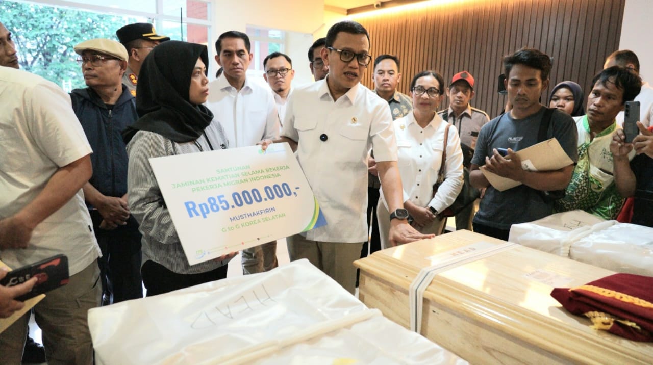 Menteri P2MI, Abdul Kadir Karding bersama Direktur Pelayanan BPJS Ketenagakerjaan Roswita Nilakurnia serahkan santunan JKM kepada ahli waris pekerja migran Indonesia yang meninggal di luar negeri sebesar Rp85 juta. Waspada/ist