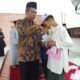 Camat Peukan Bada Salamuddin ZM, SE menyerahkan hadiah kepada salah seorang santri pemenang lomba pada acara Faspeda-I yang digelar TPQ Baitul Maqhfirah Payatieng, Peukan Bada, Aceh Besar, Jumat (25/04/25). Waspada/T.Mansursyah